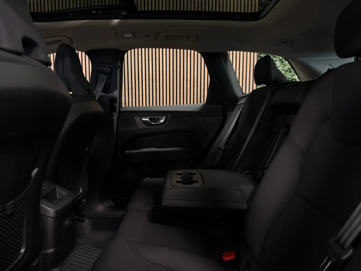 T6 AWD Recharge Plus Dark | MY26 Facelift | Schuifdak | Trekhaak | 360° Camera | | Head-Up Display | Harman Kardon | All Season banden | Adaptieve Cruise Control | Stoelverwarming voor+acht
