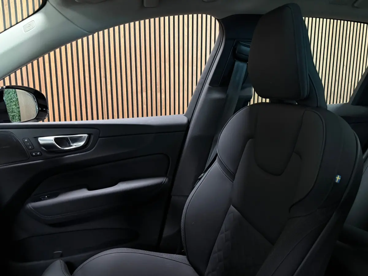 T6 AWD Recharge Plus Dark | MY26 Facelift | Schuifdak | Trekhaak | 360° Camera | | Head-Up Display | Harman Kardon | All Season banden | Adaptieve Cruise Control | Stoelverwarming voor+acht