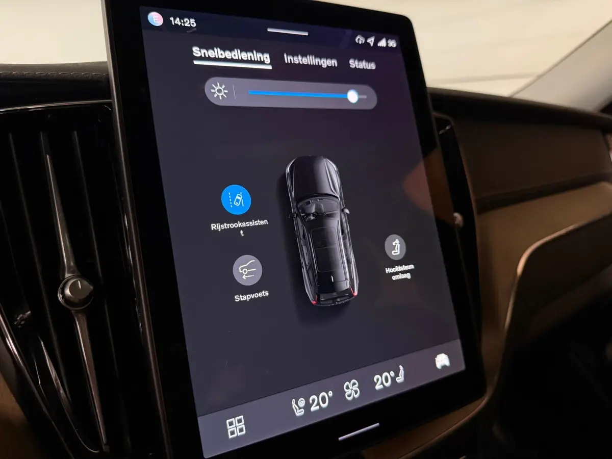 T6 AWD Recharge Plus Dark | MY26 Facelift | Schuifdak | Trekhaak | 360° Camera | | Head-Up Display | Harman Kardon | All Season banden | Adaptieve Cruise Control | Stoelverwarming voor+acht