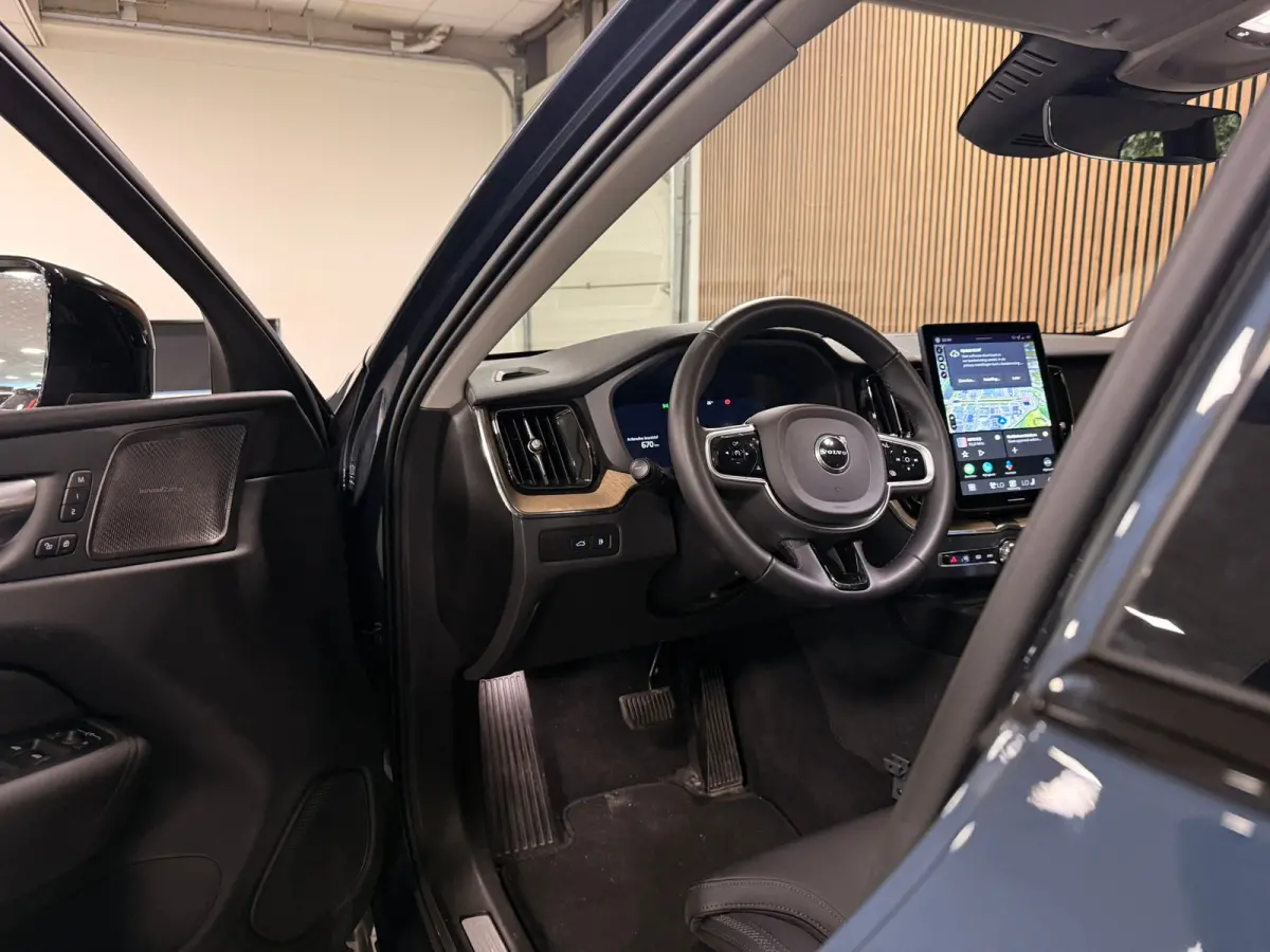 T6 AWD Recharge Plus Dark | MY26 Facelift | Schuifdak | Trekhaak | 360° Camera | | Head-Up Display | Harman Kardon | All Season banden | Adaptieve Cruise Control | Stoelverwarming voor+acht