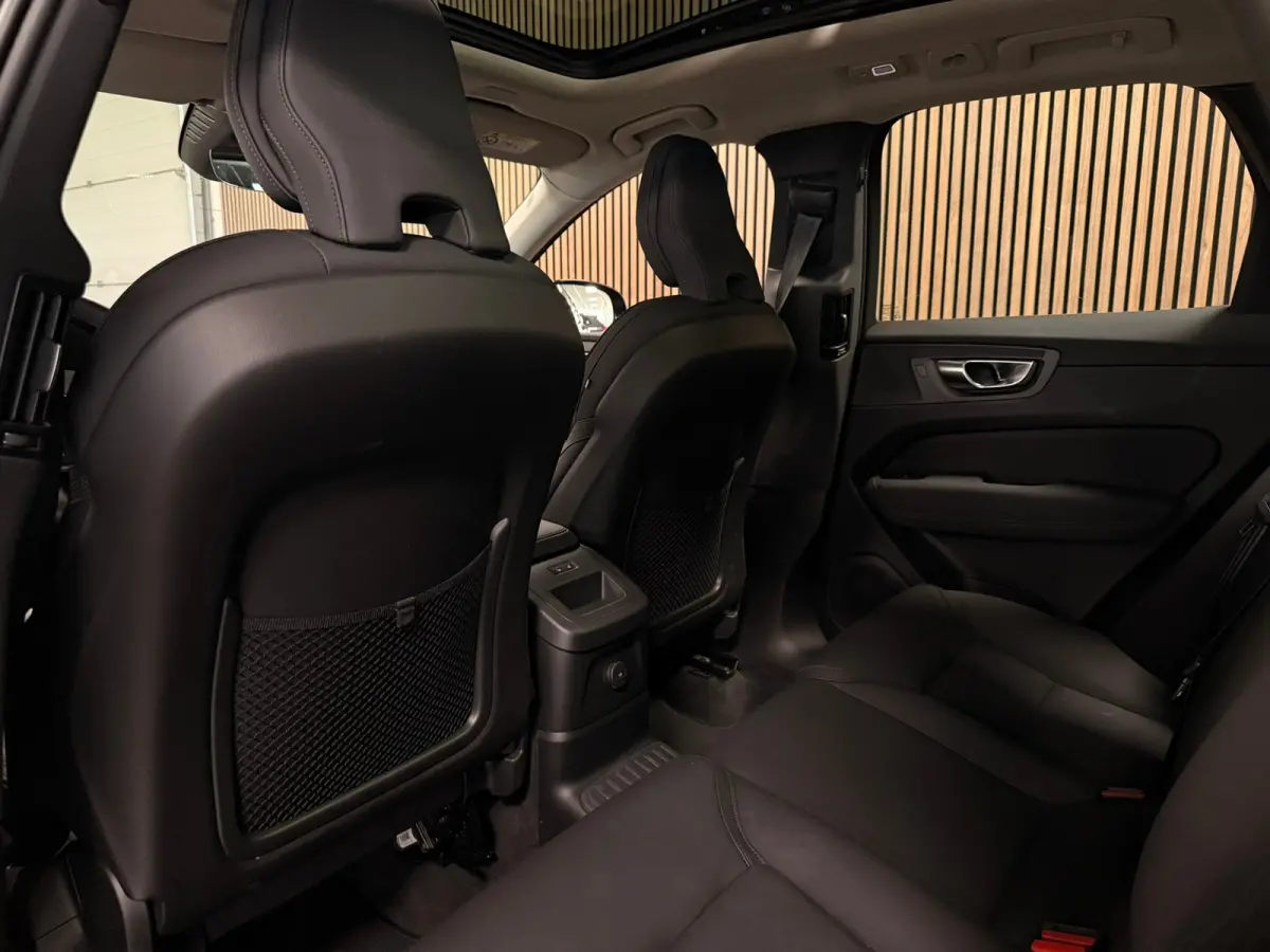 T6 AWD Recharge Plus Dark | MY26 Facelift | Schuifdak | Trekhaak | 360° Camera | | Head-Up Display | Harman Kardon | All Season banden | Adaptieve Cruise Control | Stoelverwarming voor+acht