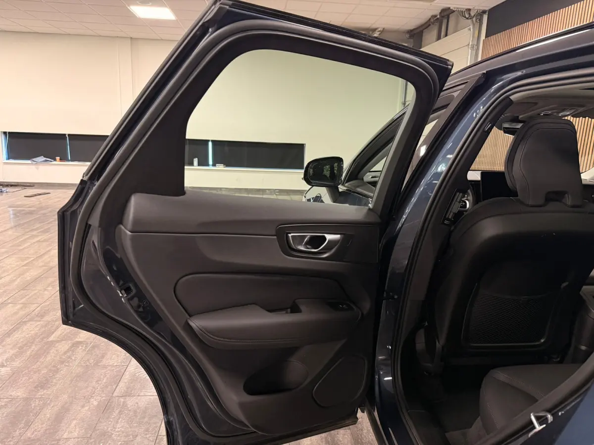 T6 AWD Recharge Plus Dark | MY26 Facelift | Schuifdak | Trekhaak | 360° Camera | | Head-Up Display | Harman Kardon | All Season banden | Adaptieve Cruise Control | Stoelverwarming voor+acht
