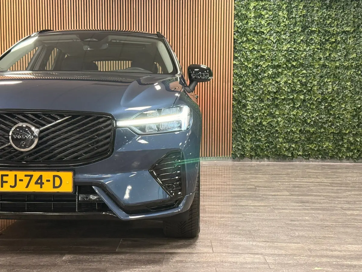 T6 AWD Recharge Plus Dark | MY26 Facelift | Schuifdak | Trekhaak | 360° Camera | | Head-Up Display | Harman Kardon | All Season banden | Adaptieve Cruise Control | Stoelverwarming voor+acht