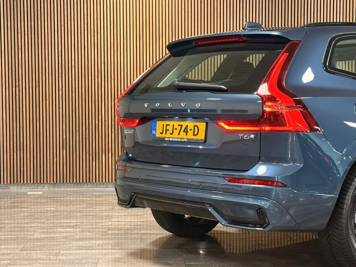 T6 AWD Recharge Plus Dark | MY26 Facelift | Schuifdak | Trekhaak | 360° Camera | | Head-Up Display | Harman Kardon | All Season banden | Adaptieve Cruise Control | Stoelverwarming voor+acht