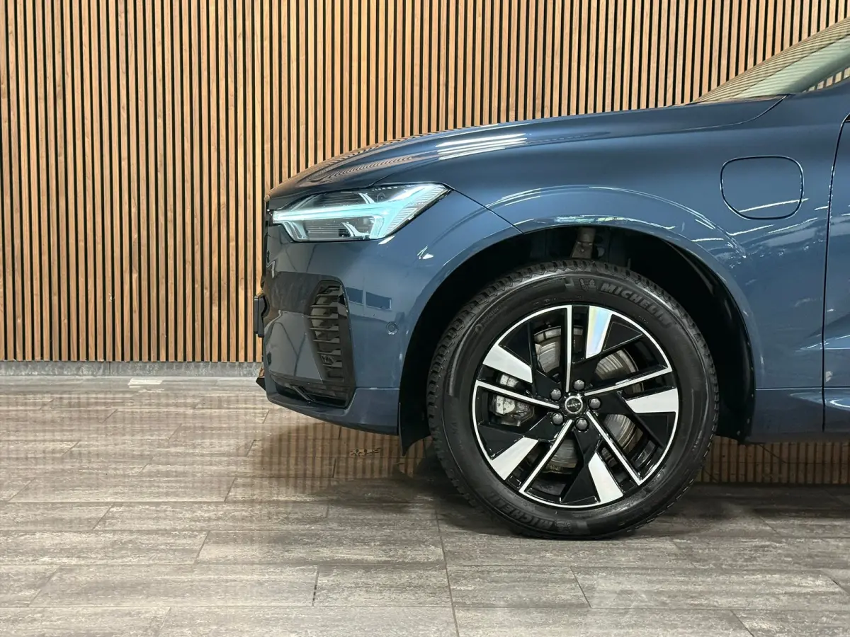 T6 AWD Recharge Plus Dark | MY26 Facelift | Schuifdak | Trekhaak | 360° Camera | | Head-Up Display | Harman Kardon | All Season banden | Adaptieve Cruise Control | Stoelverwarming voor+acht