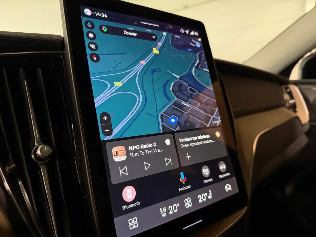 T6 AWD Recharge Plus Dark | MY26 Facelift | Schuifdak | Trekhaak | 360° Camera | | Head-Up Display | Harman Kardon | All Season banden | Adaptieve Cruise Control | Stoelverwarming voor+acht