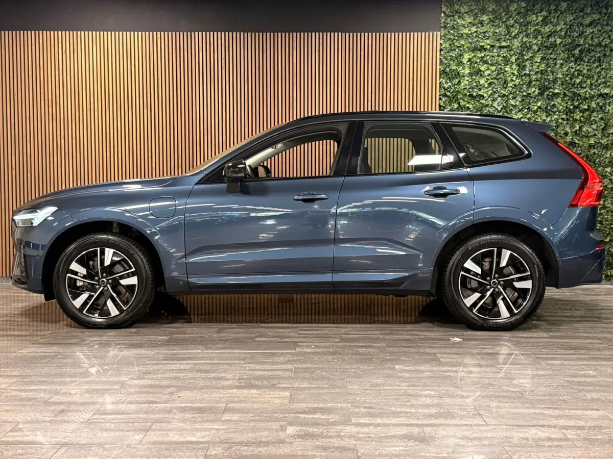 T6 AWD Recharge Plus Dark | MY26 Facelift | Schuifdak | Trekhaak | 360° Camera | | Head-Up Display | Harman Kardon | All Season banden | Adaptieve Cruise Control | Stoelverwarming voor+acht