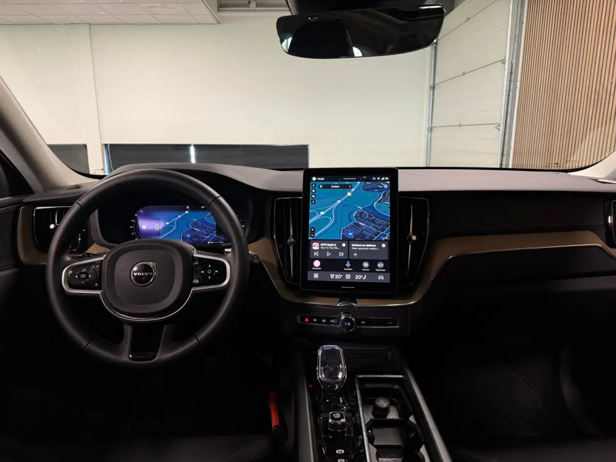 T6 AWD Recharge Plus Dark | MY26 Facelift | Schuifdak | Trekhaak | 360° Camera | | Head-Up Display | Harman Kardon | All Season banden | Adaptieve Cruise Control | Stoelverwarming voor+acht