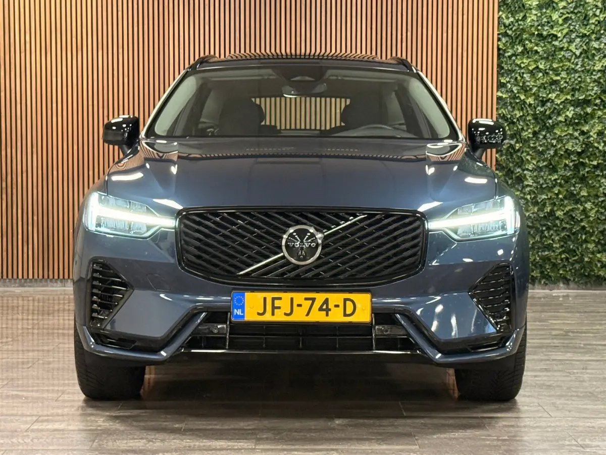 T6 AWD Recharge Plus Dark | MY26 Facelift | Schuifdak | Trekhaak | 360° Camera | | Head-Up Display | Harman Kardon | All Season banden | Adaptieve Cruise Control | Stoelverwarming voor+acht