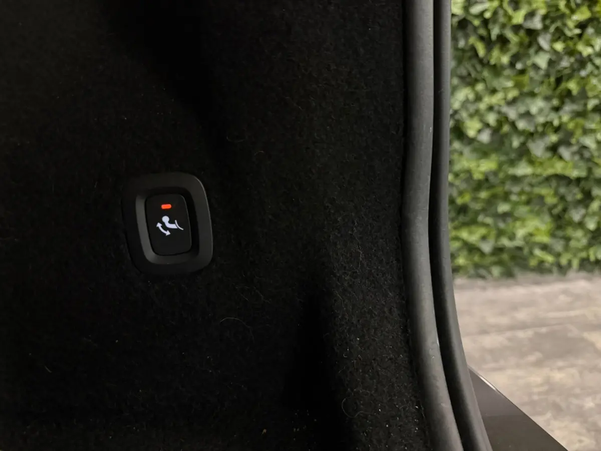 T6 AWD Recharge Plus Dark | MY26 Facelift | Schuifdak | Trekhaak | 360° Camera | | Head-Up Display | Harman Kardon | All Season banden | Adaptieve Cruise Control | Stoelverwarming voor+acht
