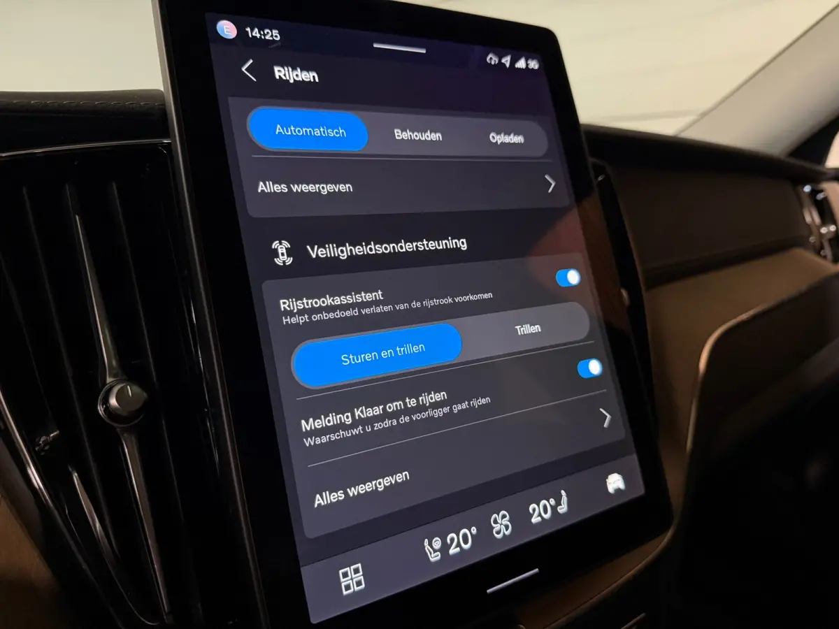 T6 AWD Recharge Plus Dark | MY26 Facelift | Schuifdak | Trekhaak | 360° Camera | | Head-Up Display | Harman Kardon | All Season banden | Adaptieve Cruise Control | Stoelverwarming voor+acht