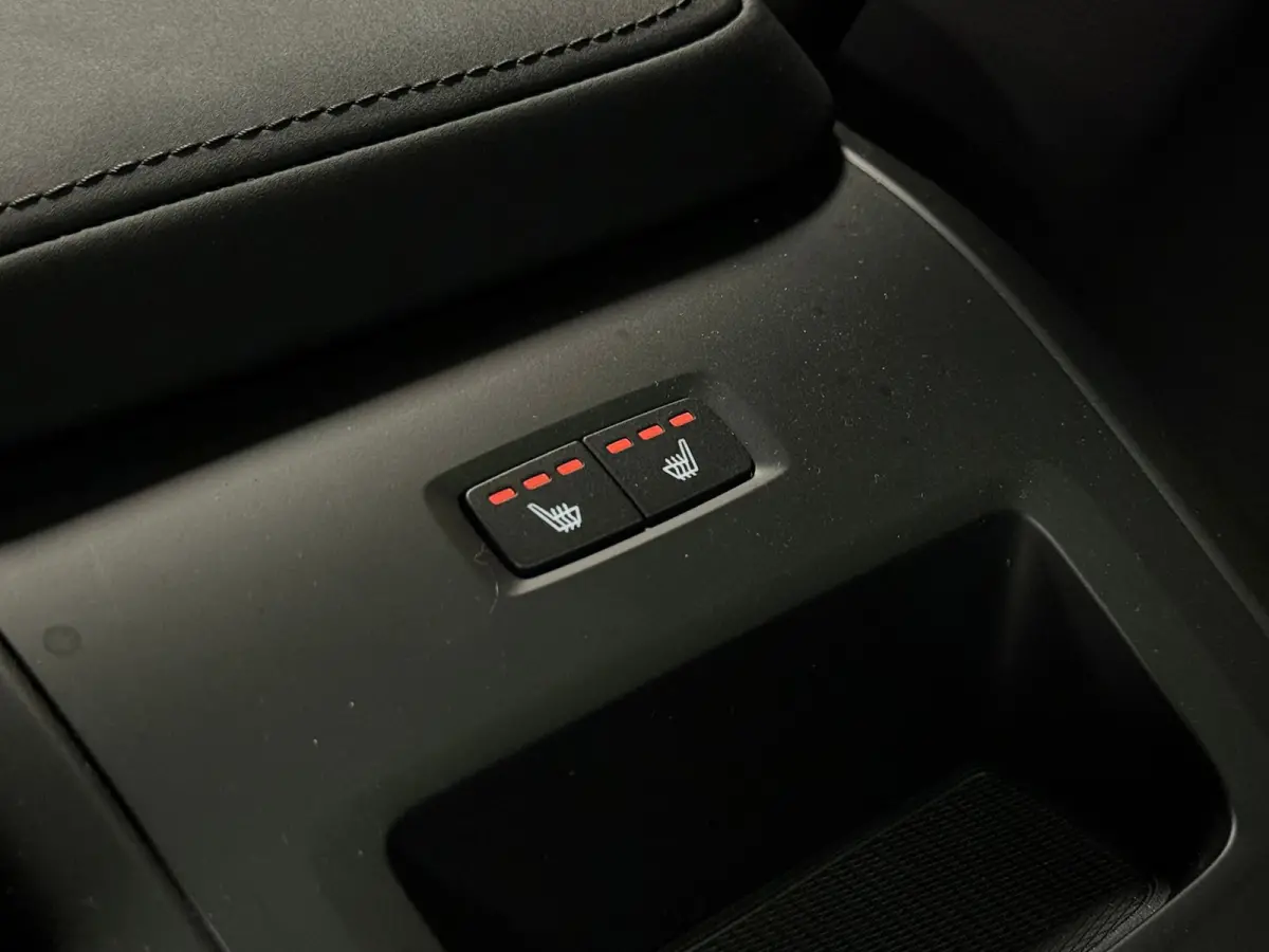 T6 AWD Recharge Plus Dark | MY26 Facelift | Schuifdak | Trekhaak | 360° Camera | | Head-Up Display | Harman Kardon | All Season banden | Adaptieve Cruise Control | Stoelverwarming voor+acht