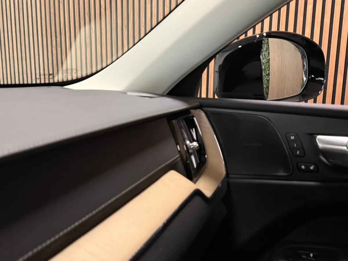 T6 AWD Recharge Plus Dark | MY26 Facelift | Schuifdak | Trekhaak | 360° Camera | | Head-Up Display | Harman Kardon | All Season banden | Adaptieve Cruise Control | Stoelverwarming voor+acht