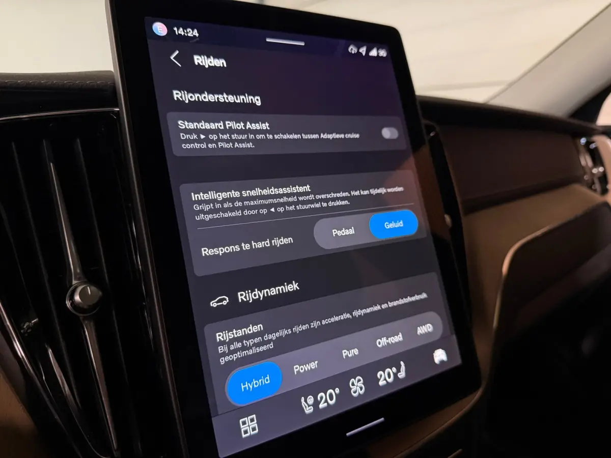 T6 AWD Recharge Plus Dark | MY26 Facelift | Schuifdak | Trekhaak | 360° Camera | | Head-Up Display | Harman Kardon | All Season banden | Adaptieve Cruise Control | Stoelverwarming voor+acht