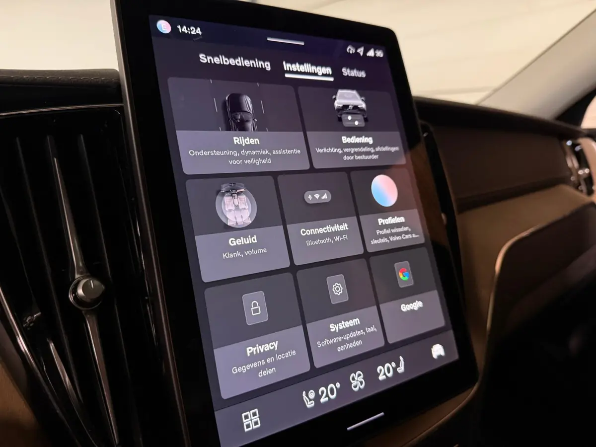 T6 AWD Recharge Plus Dark | MY26 Facelift | Schuifdak | Trekhaak | 360° Camera | | Head-Up Display | Harman Kardon | All Season banden | Adaptieve Cruise Control | Stoelverwarming voor+acht