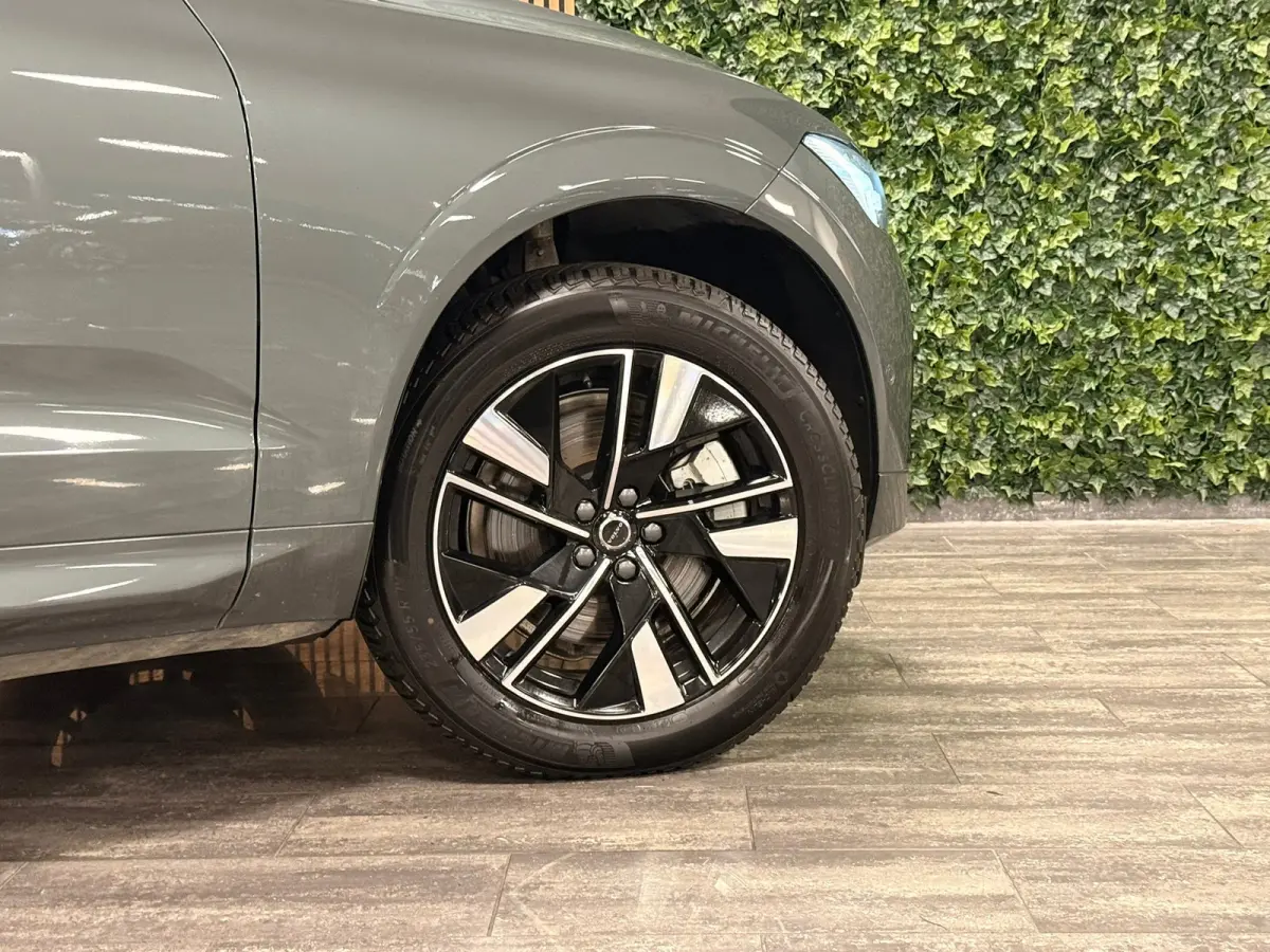 T6 AWD Recharge Plus Dark | MY26 Facelift | Schuifdak | Trekhaak | 360° Camera | | Head-Up Display | Harman Kardon | All Season banden | Adaptieve Cruise Control | Stoelverwarming voor+acht