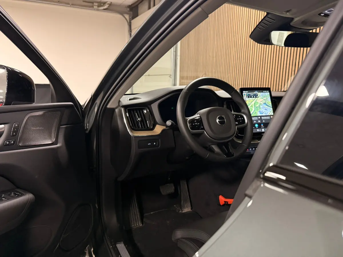 T6 AWD Recharge Plus Dark | MY26 Facelift | Schuifdak | Trekhaak | 360° Camera | | Head-Up Display | Harman Kardon | All Season banden | Adaptieve Cruise Control | Stoelverwarming voor+acht