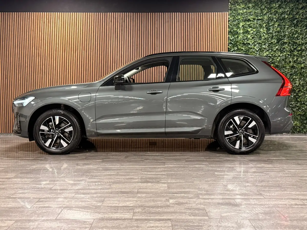 T6 AWD Recharge Plus Dark | MY26 Facelift | Schuifdak | Trekhaak | 360° Camera | | Head-Up Display | Harman Kardon | All Season banden | Adaptieve Cruise Control | Stoelverwarming voor+acht