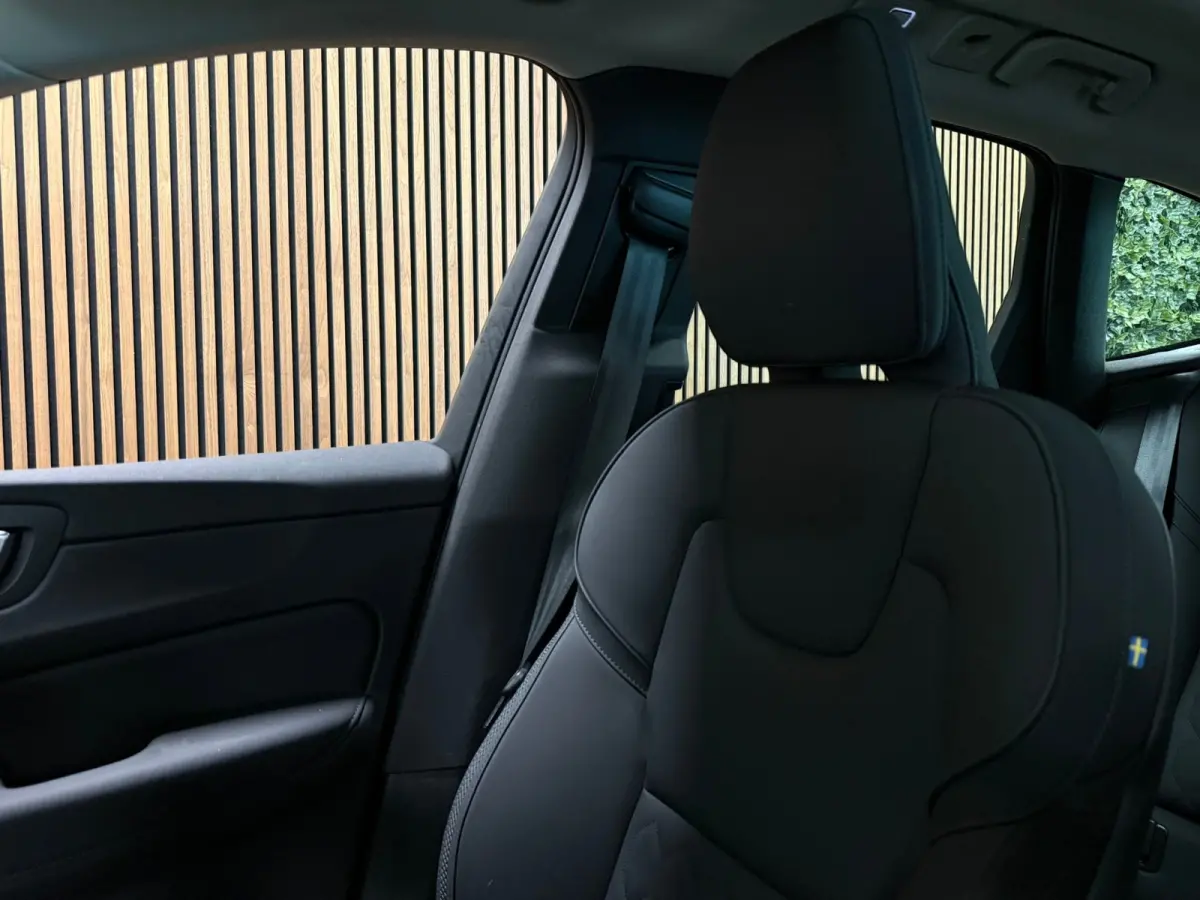T6 AWD Recharge Plus Dark | MY26 Facelift | Schuifdak | Trekhaak | 360° Camera | | Head-Up Display | Harman Kardon | All Season banden | Adaptieve Cruise Control | Stoelverwarming voor+acht