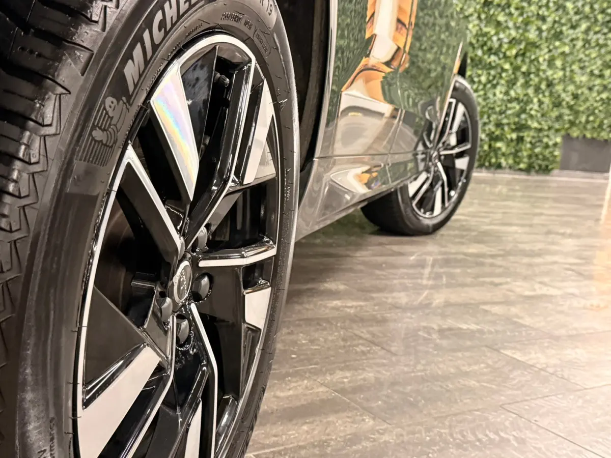T6 AWD Recharge Plus Dark | MY26 Facelift | Schuifdak | Trekhaak | 360° Camera | | Head-Up Display | Harman Kardon | All Season banden | Adaptieve Cruise Control | Stoelverwarming voor+acht
