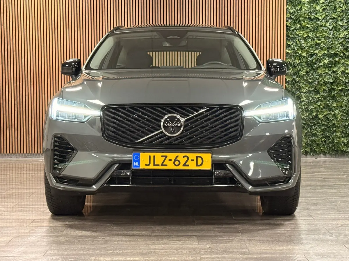 T6 AWD Recharge Plus Dark | MY26 Facelift | Schuifdak | Trekhaak | 360° Camera | | Head-Up Display | Harman Kardon | All Season banden | Adaptieve Cruise Control | Stoelverwarming voor+acht