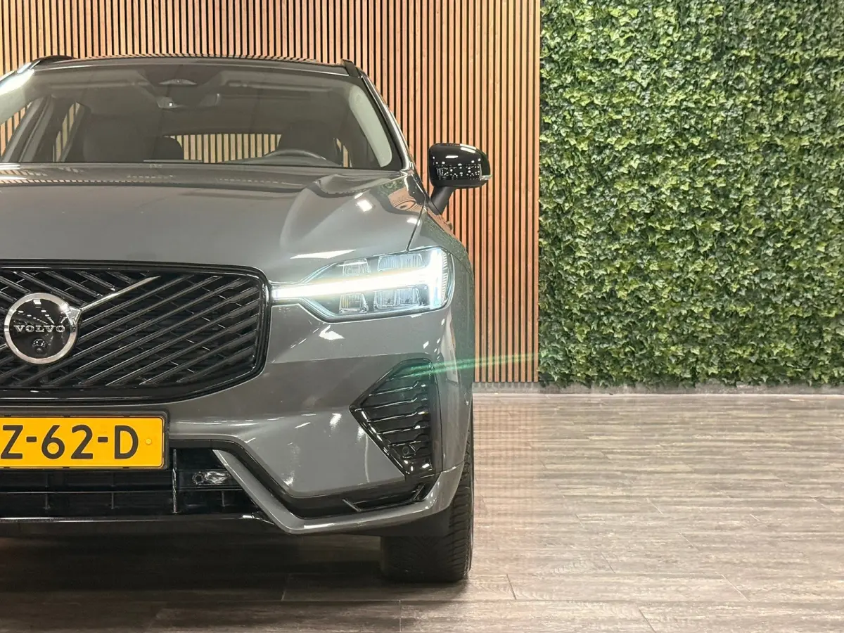 T6 AWD Recharge Plus Dark | MY26 Facelift | Schuifdak | Trekhaak | 360° Camera | | Head-Up Display | Harman Kardon | All Season banden | Adaptieve Cruise Control | Stoelverwarming voor+acht