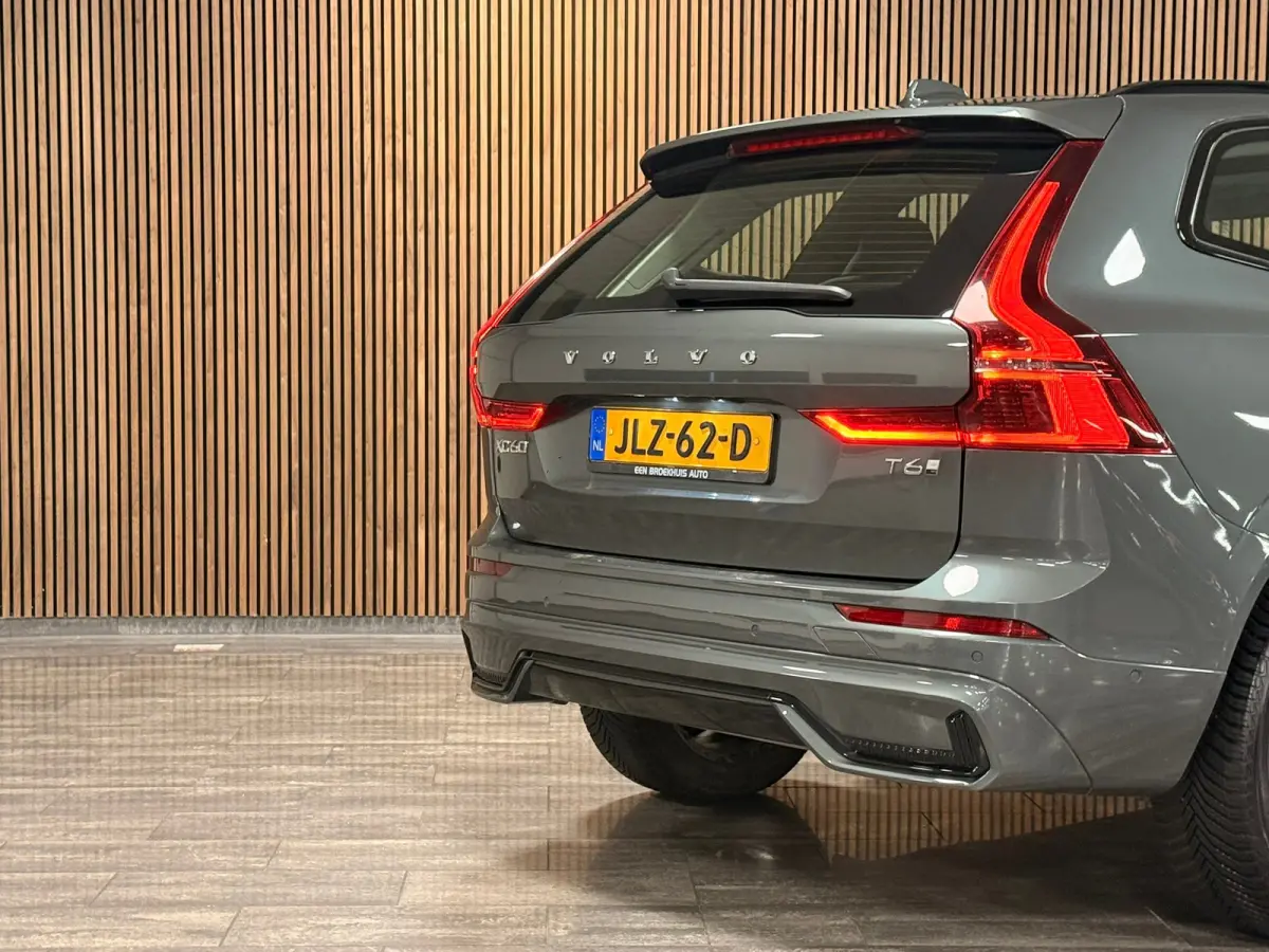 T6 AWD Recharge Plus Dark | MY26 Facelift | Schuifdak | Trekhaak | 360° Camera | | Head-Up Display | Harman Kardon | All Season banden | Adaptieve Cruise Control | Stoelverwarming voor+acht