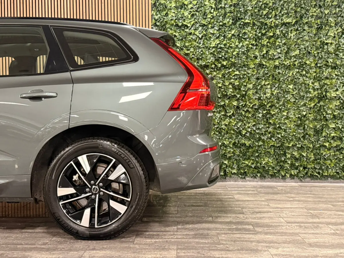 T6 AWD Recharge Plus Dark | MY26 Facelift | Schuifdak | Trekhaak | 360° Camera | | Head-Up Display | Harman Kardon | All Season banden | Adaptieve Cruise Control | Stoelverwarming voor+acht