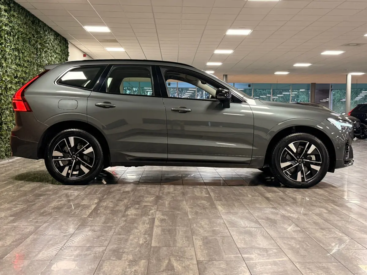 T6 AWD Recharge Plus Dark | MY26 Facelift | Schuifdak | Trekhaak | 360° Camera | | Head-Up Display | Harman Kardon | All Season banden | Adaptieve Cruise Control | Stoelverwarming voor+acht