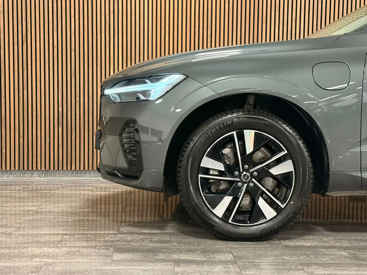 T6 AWD Recharge Plus Dark | MY26 Facelift | Schuifdak | Trekhaak | 360° Camera | | Head-Up Display | Harman Kardon | All Season banden | Adaptieve Cruise Control | Stoelverwarming voor+acht