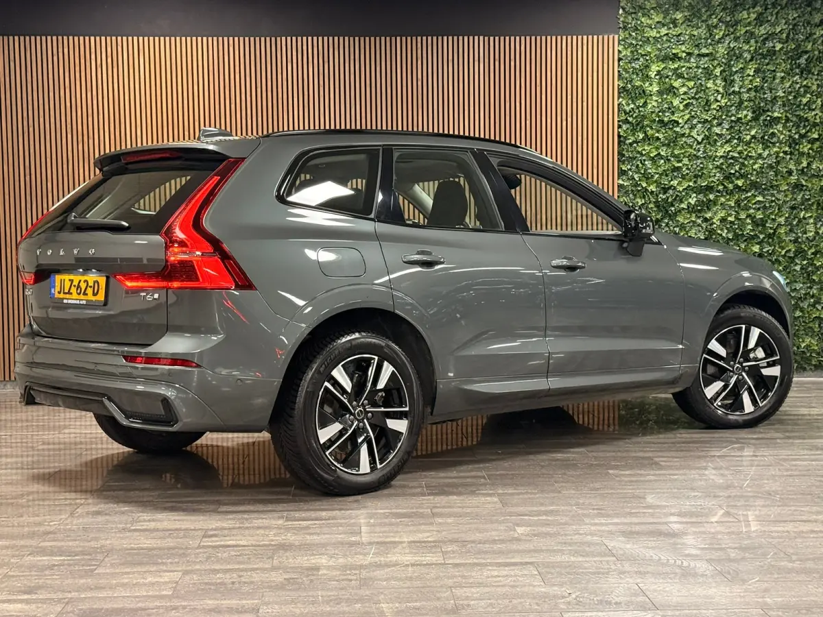 T6 AWD Recharge Plus Dark | MY26 Facelift | Schuifdak | Trekhaak | 360° Camera | | Head-Up Display | Harman Kardon | All Season banden | Adaptieve Cruise Control | Stoelverwarming voor+acht