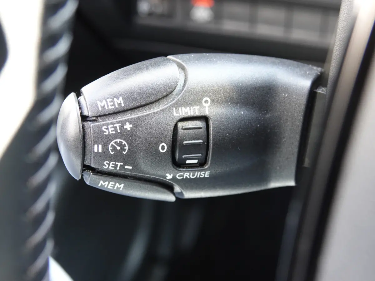 1.2 PureTech 100PK Allure CARPLAY | CAMERA | LMV | CRUISE | DB-RIEM VV