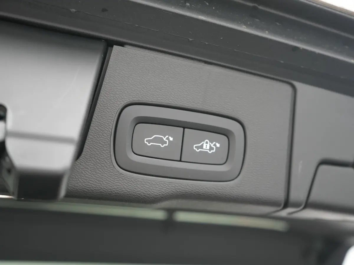 T6 AWD Plus Bright LONG RANGE PHEV 350pk Dealer O.H. | Trekhaak Af Fabriek | Panodak | Adaptive Cruise | Camera | Lederen Sportstoelen Memory & Verwarmd | Keyless | Blis | Stuur Verwarmd | G