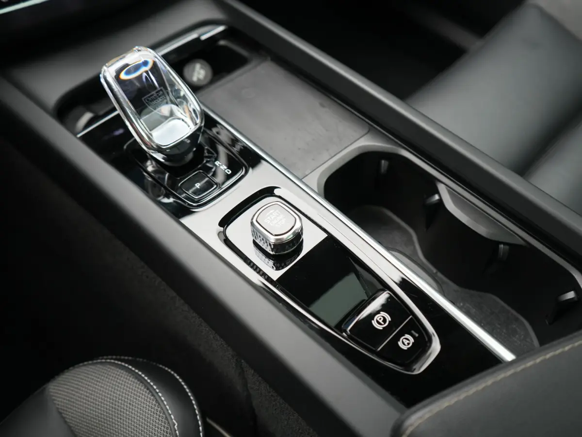 T6 AWD Plus Bright LONG RANGE PHEV 350pk Dealer O.H. | Trekhaak Af Fabriek | Panodak | Adaptive Cruise | Camera | Lederen Sportstoelen Memory & Verwarmd | Keyless | Blis | Stuur Verwarmd | G