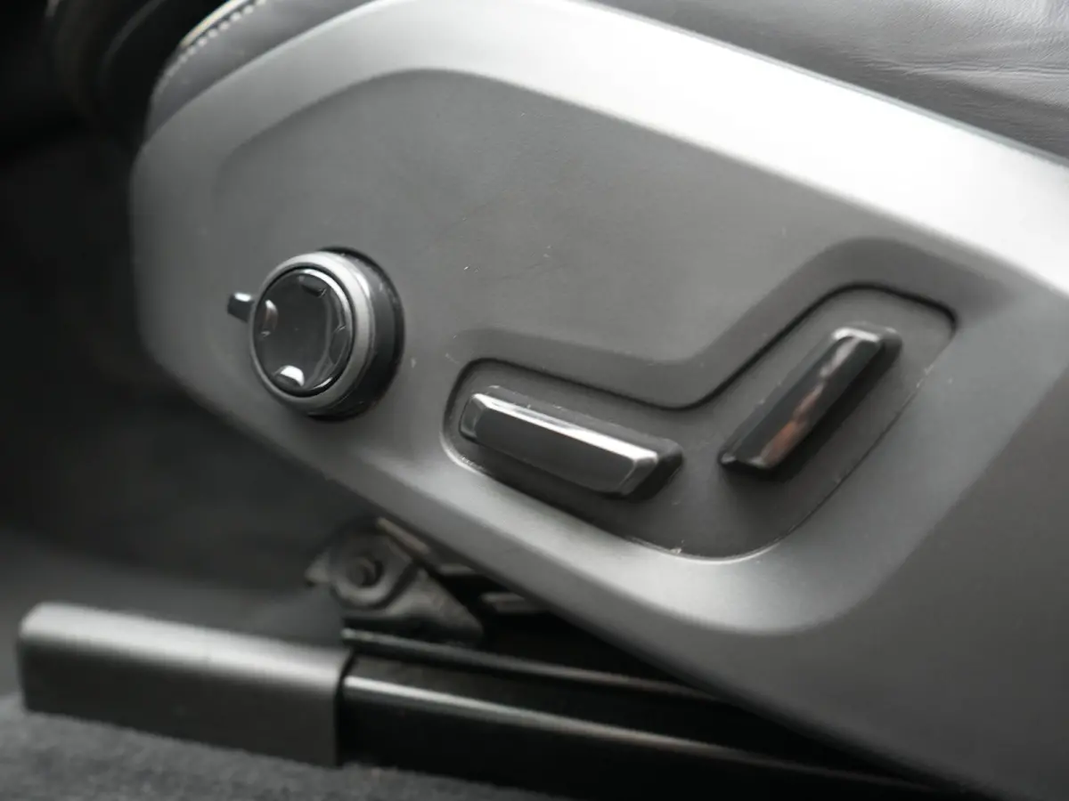 T6 AWD Plus Bright LONG RANGE PHEV 350pk Dealer O.H. | Trekhaak Af Fabriek | Panodak | Adaptive Cruise | Camera | Lederen Sportstoelen Memory & Verwarmd | Keyless | Blis | Stuur Verwarmd | G