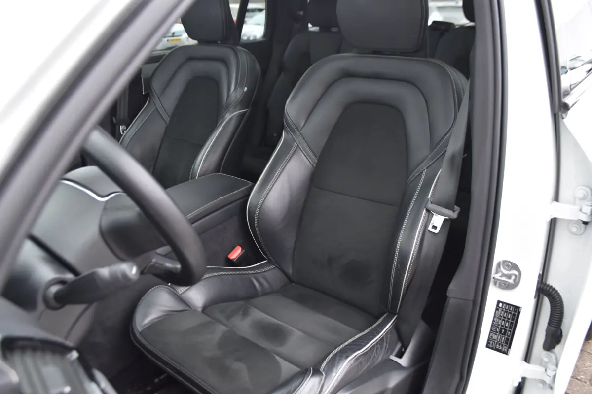 2.0 T8 Recharge AWD R-Design | Trekhaak | HarmanKardon | Panoramadak |
