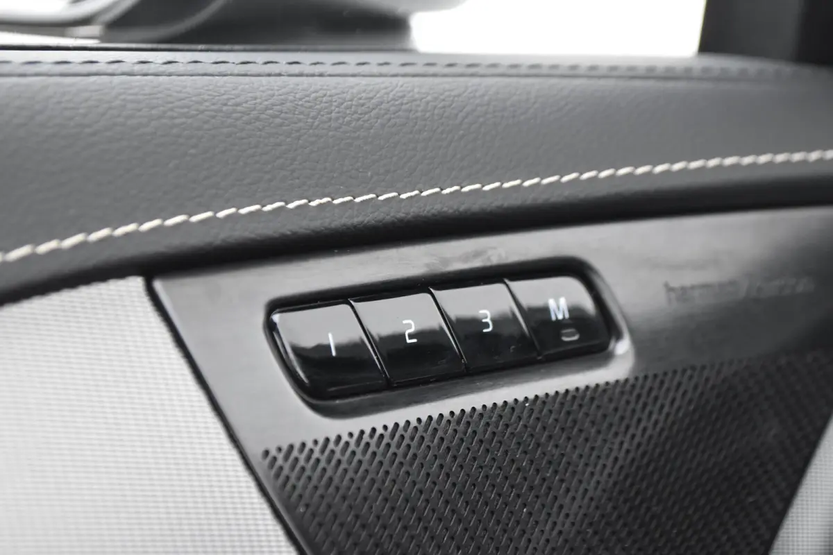 2.0 T8 Recharge AWD R-Design | Trekhaak | HarmanKardon | Panoramadak |