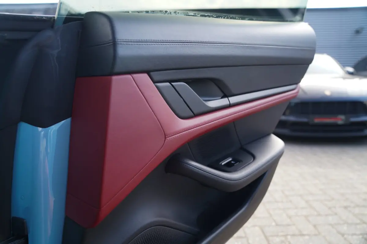 4S 93 kWh | 4 Wiel besturing | Bose | Camera | Ijsblauw Metallic | 490PK
