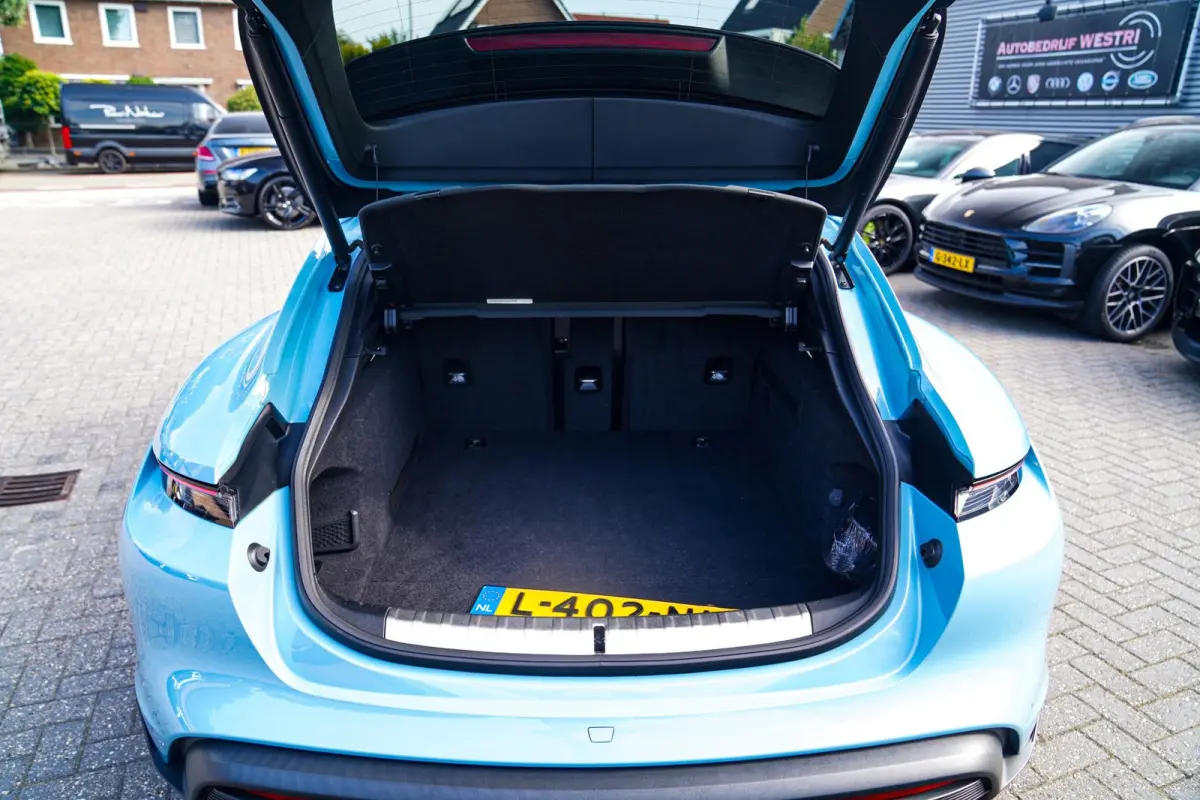 4S 93 kWh | 4 Wiel besturing | Bose | Camera | Ijsblauw Metallic | 490PK