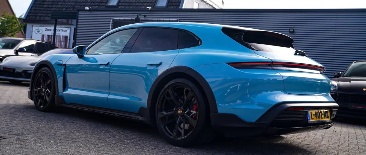 4S 93 kWh | 4 Wiel besturing | Bose | Camera | Ijsblauw Metallic | 490PK