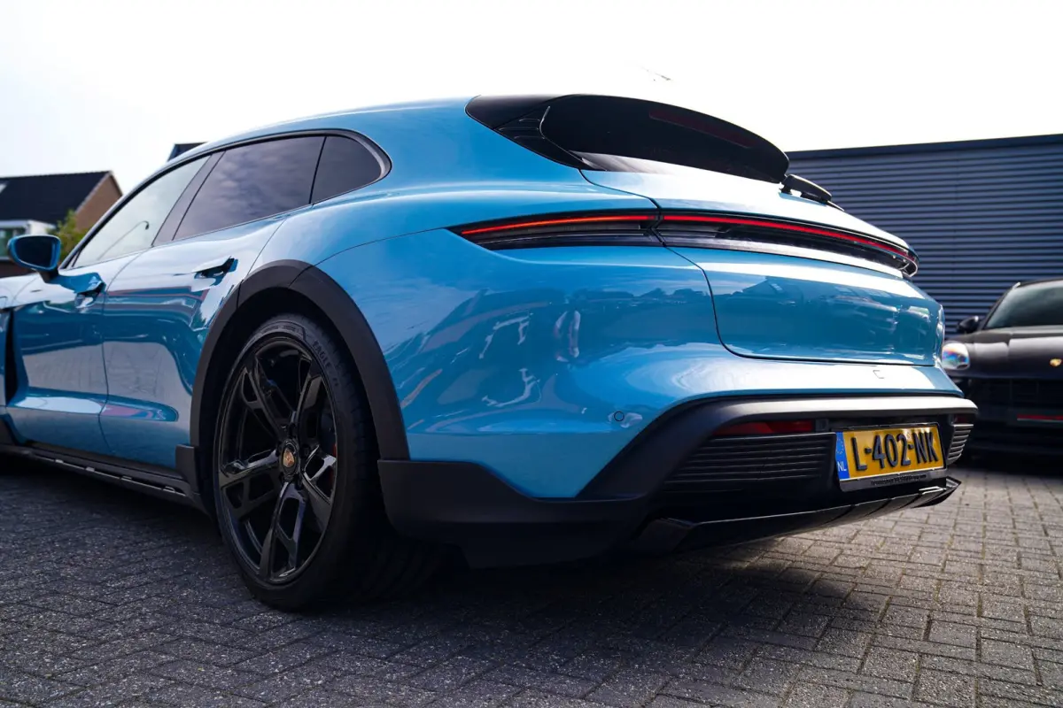 4S 93 kWh | 4 Wiel besturing | Bose | Camera | Ijsblauw Metallic | 490PK