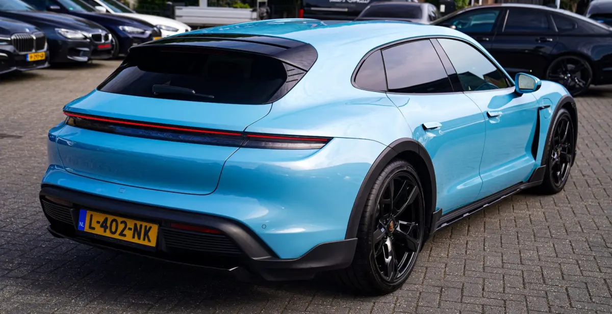 4S 93 kWh | 4 Wiel besturing | Bose | Camera | Ijsblauw Metallic | 490PK