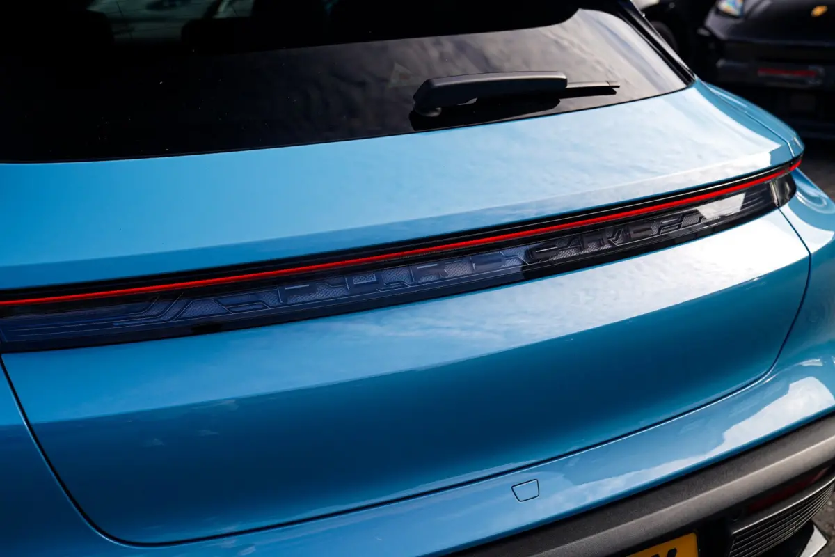 4S 93 kWh | 4 Wiel besturing | Bose | Camera | Ijsblauw Metallic | 490PK