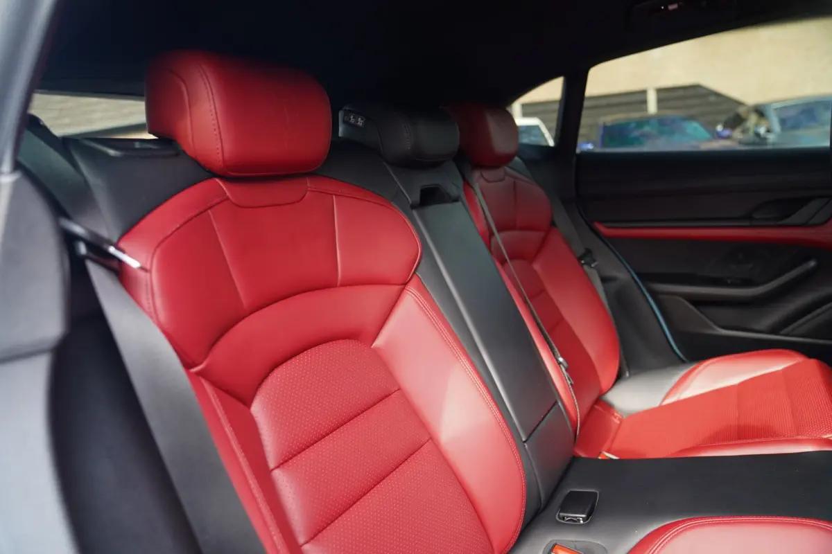 4S 93 kWh | 4 Wiel besturing | Bose | Camera | Ijsblauw Metallic | 490PK