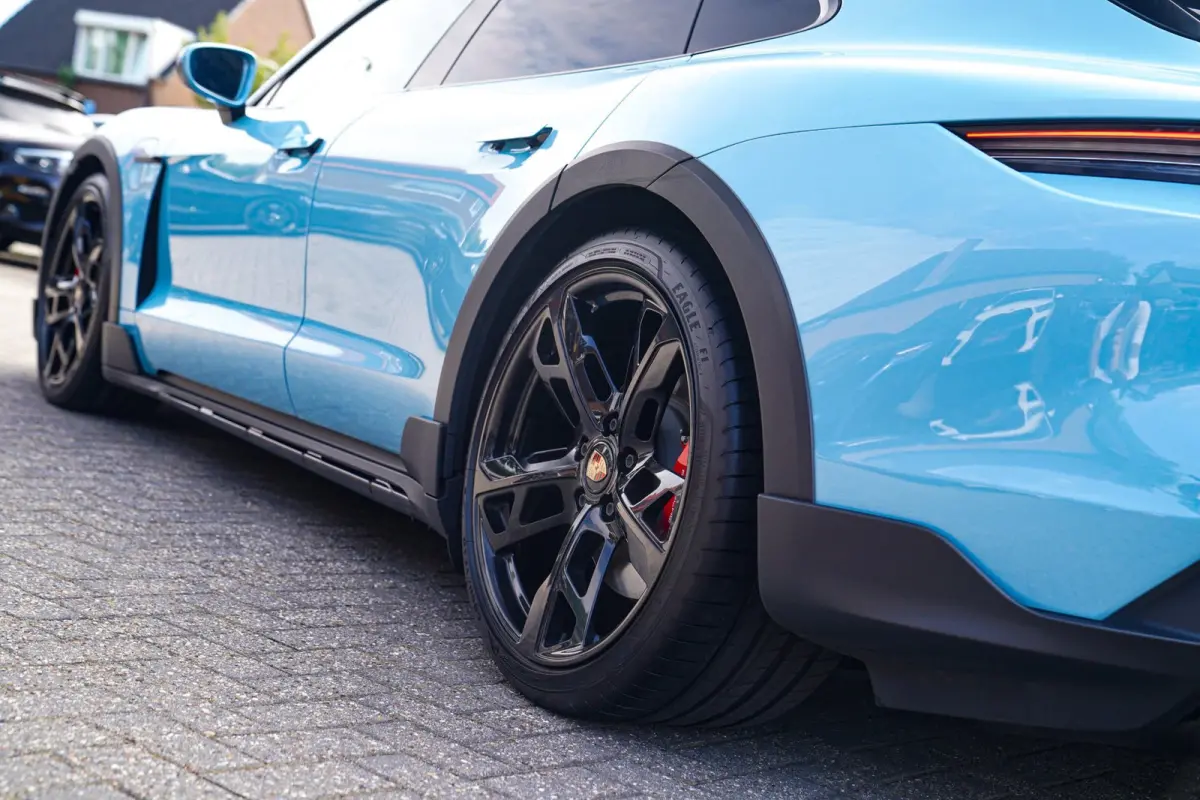 4S 93 kWh | 4 Wiel besturing | Bose | Camera | Ijsblauw Metallic | 490PK