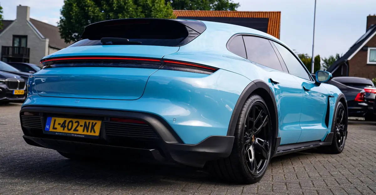 4S 93 kWh | 4 Wiel besturing | Bose | Camera | Ijsblauw Metallic | 490PK