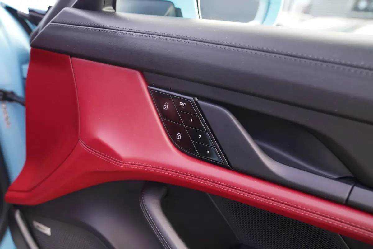 4S 93 kWh | 4 Wiel besturing | Bose | Camera | Ijsblauw Metallic | 490PK