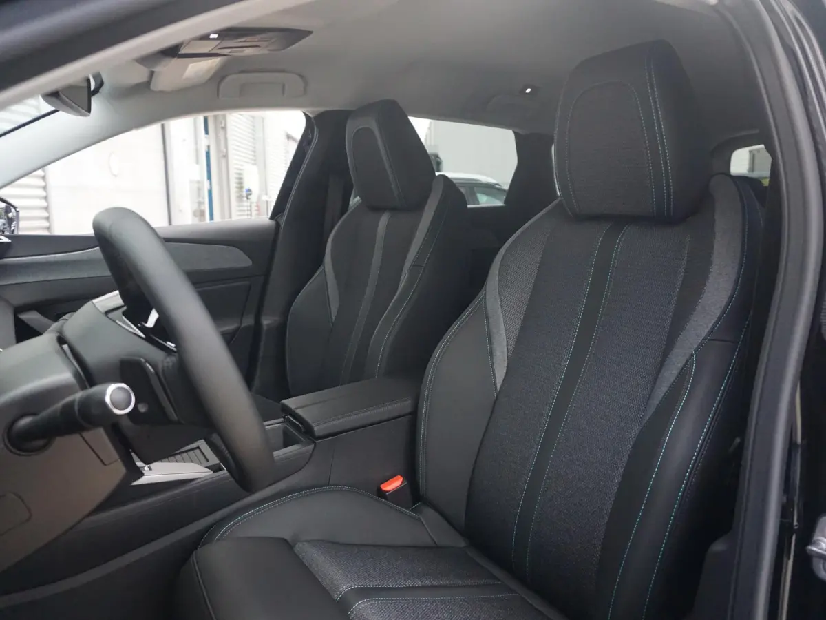 1.6 Plug-in Hybrid 180 Allure Avantage | Navigatie | 360 Camera | Stoelverwarming | Climate Control |