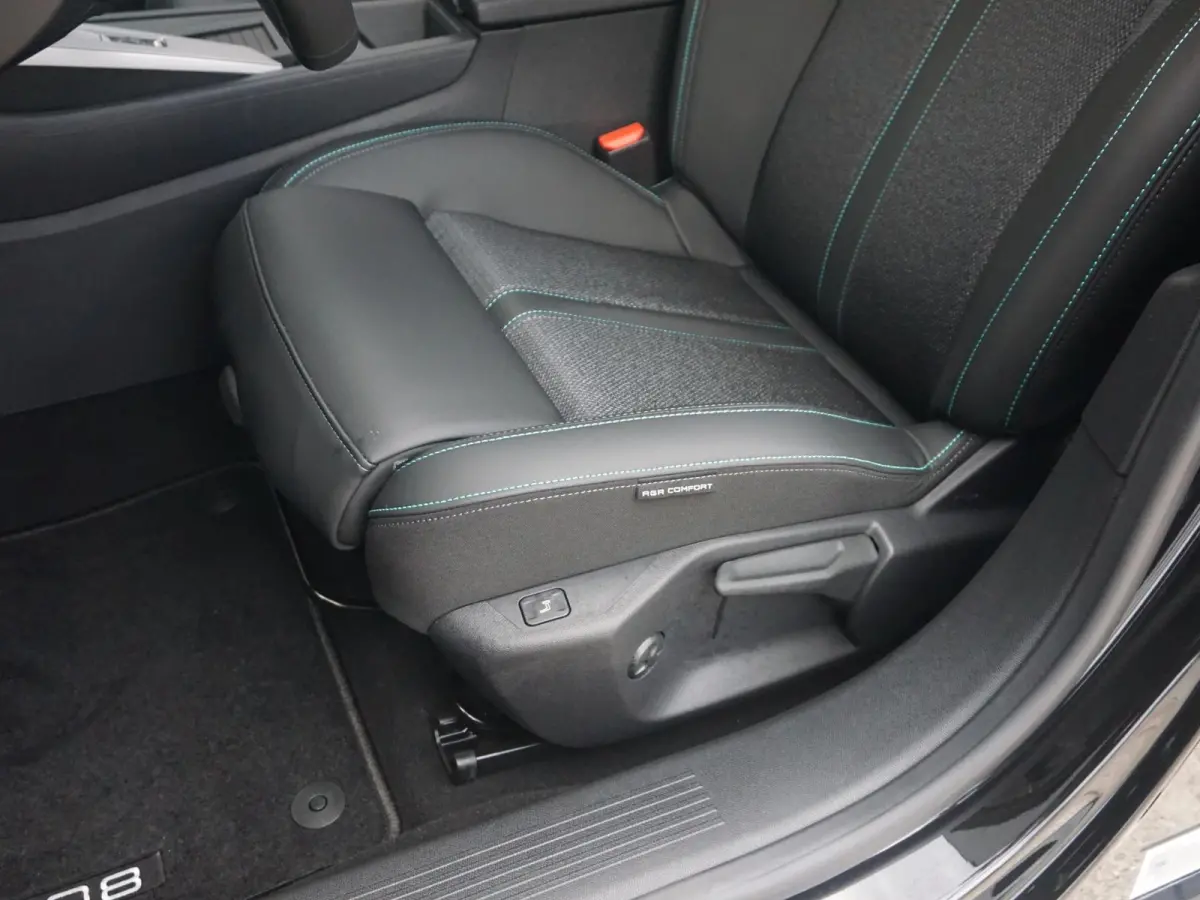 1.6 Plug-in Hybrid 180 Allure Avantage | Navigatie | 360 Camera | Stoelverwarming | Climate Control |