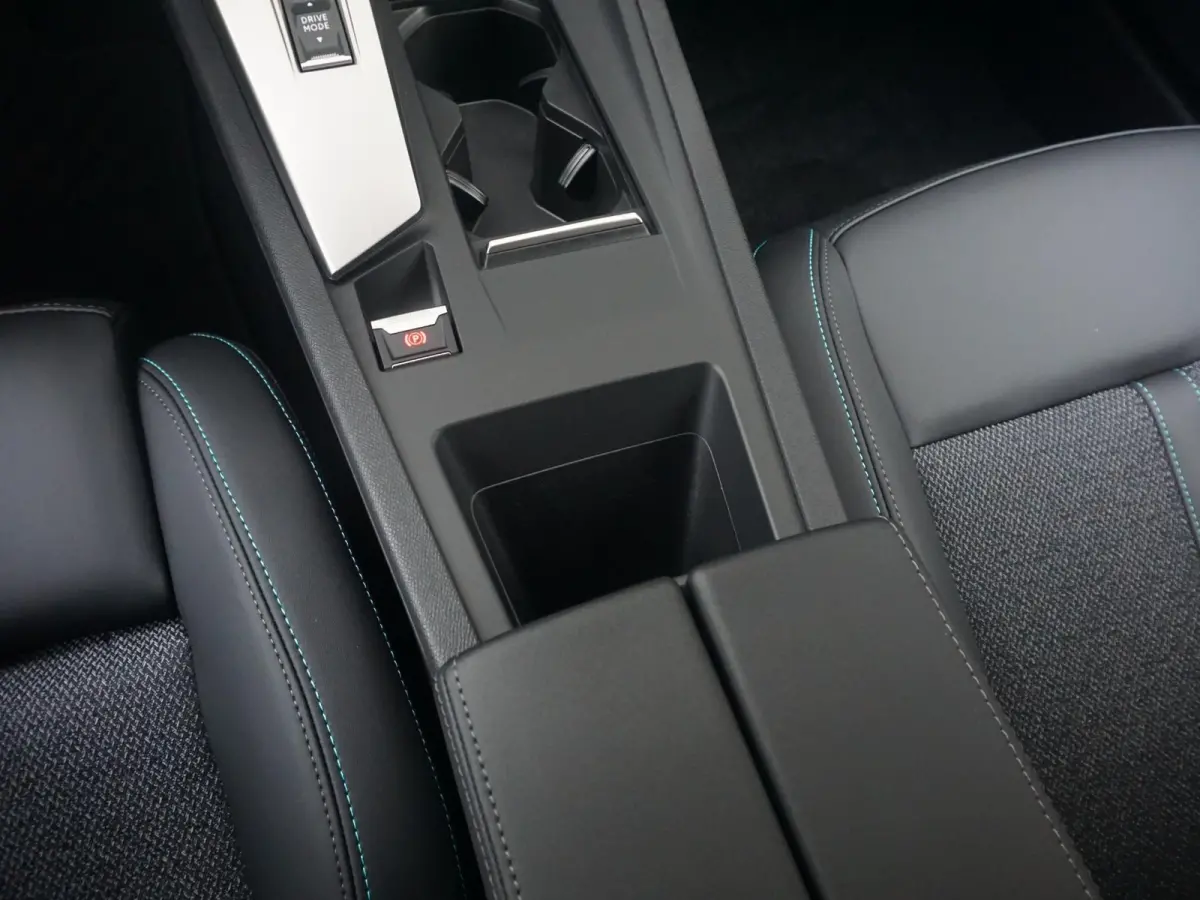 1.6 Plug-in Hybrid 180 Allure Avantage | Navigatie | 360 Camera | Stoelverwarming | Climate Control |